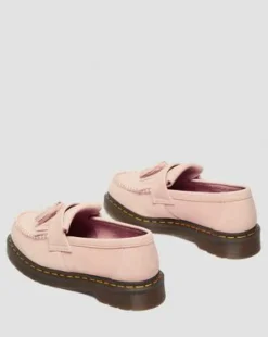 Adrian nubuckleren tassle loafers in Poederroze
