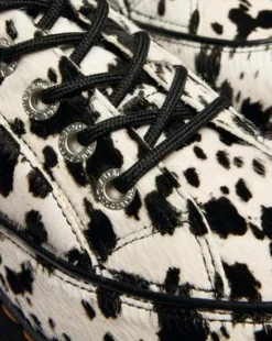 Buzz Dalmatian Hair-On Leren Schoenen Met Vijf Veterogen in Crème & Zwart