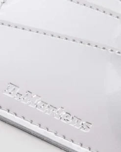 Pasjeshouder van Metallic Zilver Lamper Lakleer in Zilver