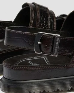 San Leren Sandalen Met Twee Riemen en Krokodilreliëf in Donkerbruin