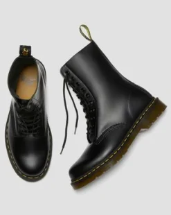 1490 Smooth Leren Hoge Veterlaarzen in Zwart