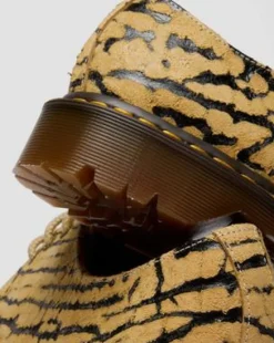1461 Wild Emboss Suède Schoenen in Teak Bruin & Zwart