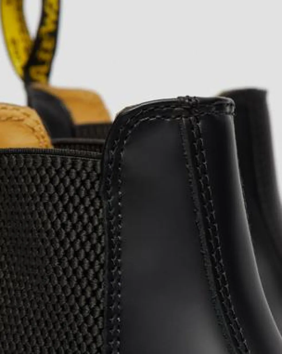 2976 Yellow Stitch Smooth Leren Chelsea Boots in Zwart